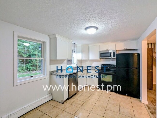 Building Photo - 1074 Hallowell Litchfield Rd