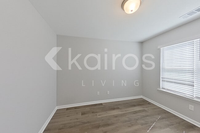 Photo - 108 Lord Effingham Wy