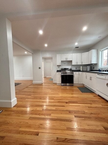 Building Photo - 554 Main St Unit 2