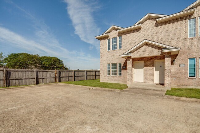 Photo - IMMEDIATE MOVE IN!!!  3 bedroom 3 Bathroom Duplex Next Door to Blinn!