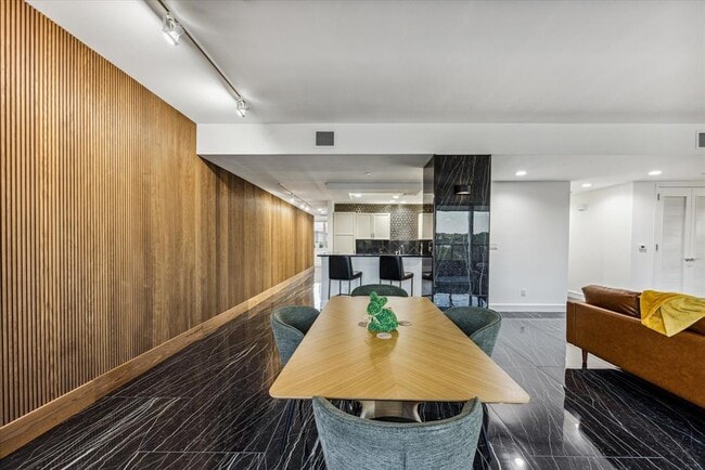 Building Photo - 901 W 9th St Unit 401A Rental