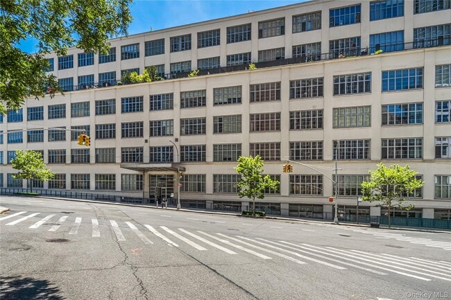Building Photo - 27-28 Thomson Ave Unit 238