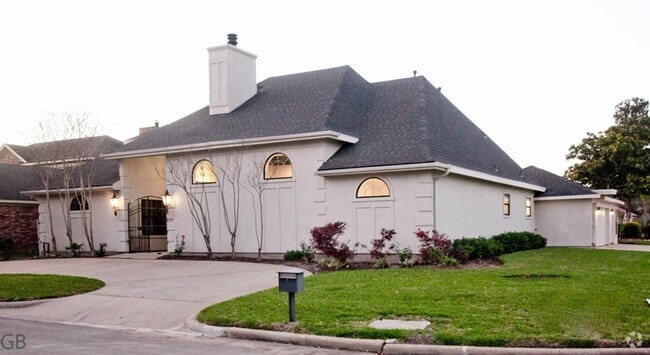 Building Photo - 3235 Country Club Blvd Rental