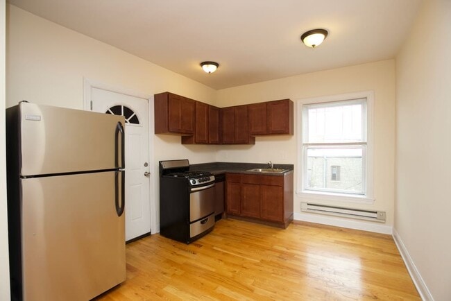 Building Photo - 814 W Cornelia Ave Unit J07P