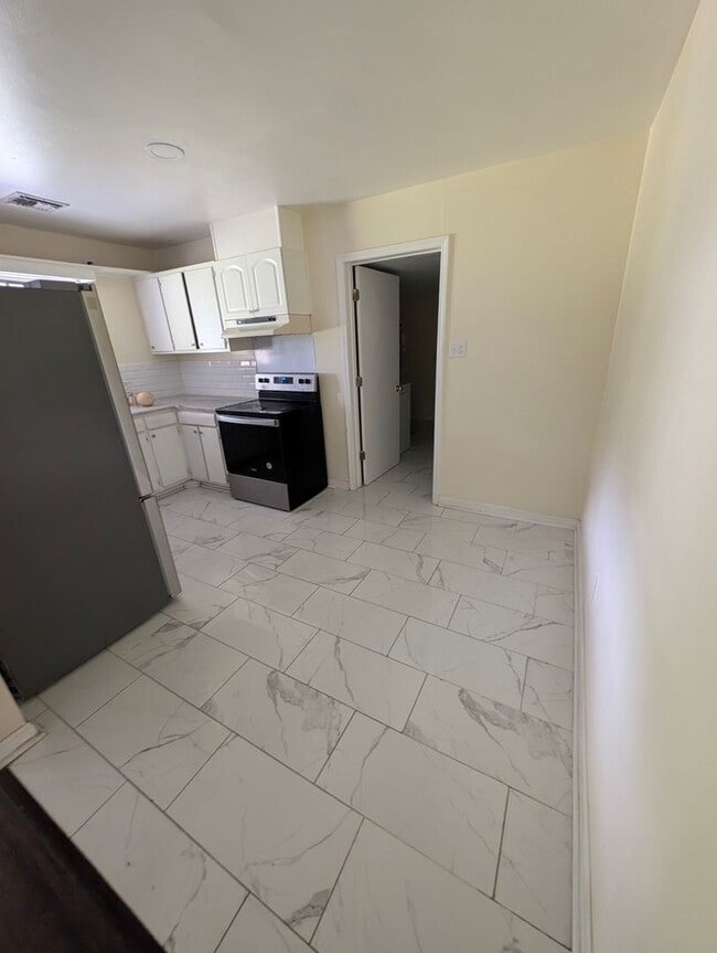Photo - 3/2 in Greenwich Hills
