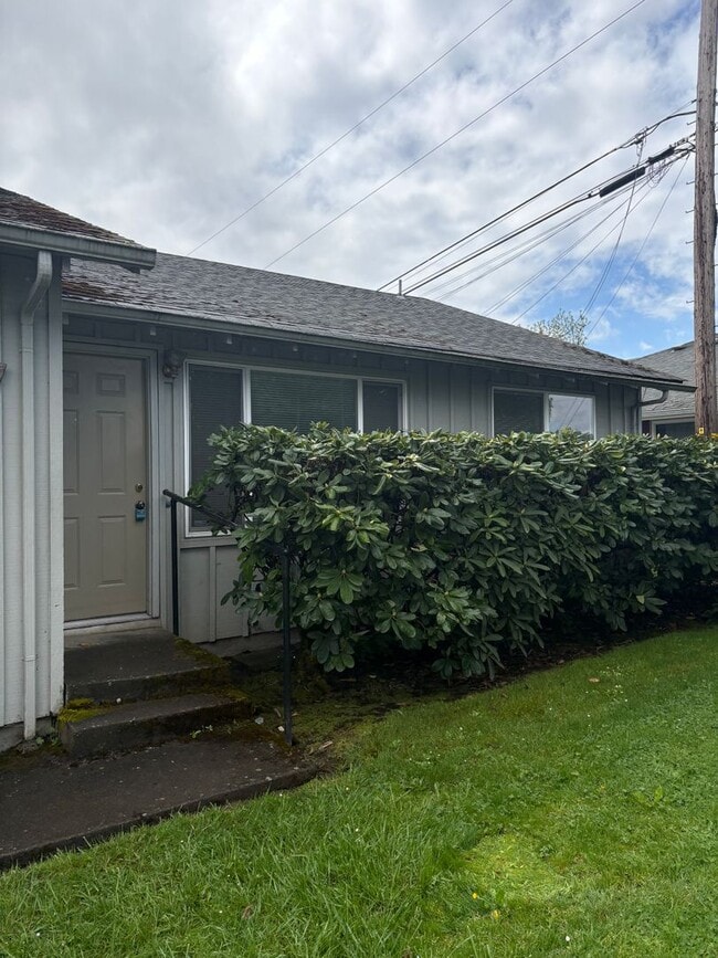 Building Photo - Updated 2BD/1BA Duplex in Cal Young Neighborhood