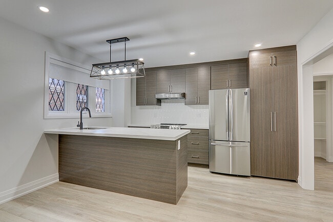 Building Photo - 2520 Bloor St W Unit 18