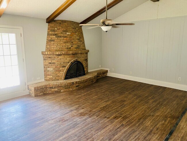 Photo - 3 bed 2 bathroom with Fireplace!