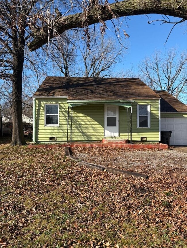 Building Photo - 1439 S Oak Ave