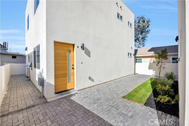 Building Photo - 10905 Dalerose Ave