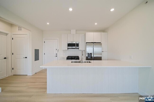 Building Photo - 401 E Central Blvd Unit 4B Rental