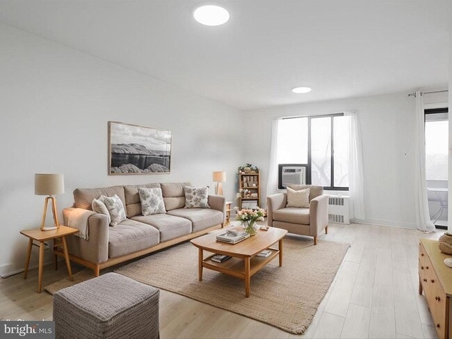 Building Photo - 1581 N Colonial Terrace Unit 201-X