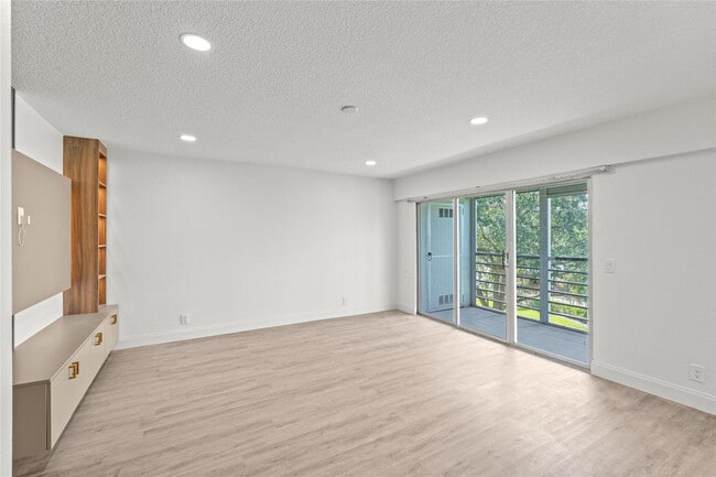 Photo - 204 Mansfield F Unit 204