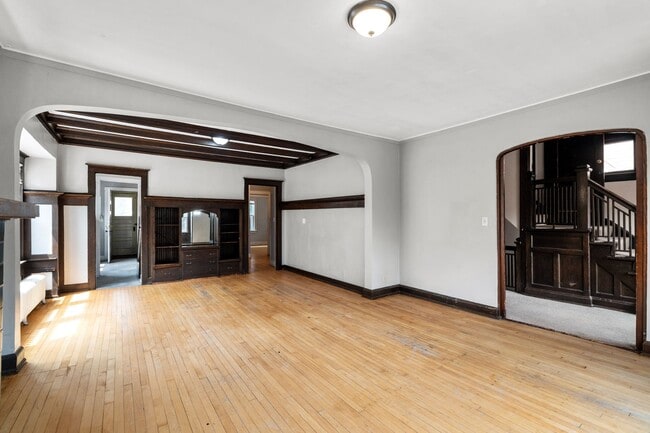 Photo - Maryland Upper steps to UWM