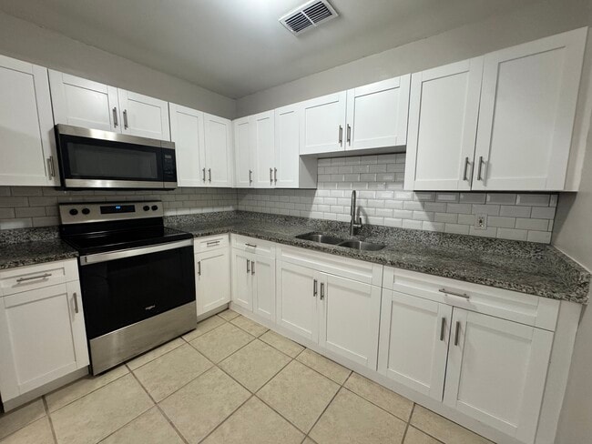 Photo - 1605 E Maple Ave