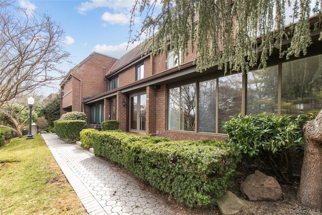 Building Photo - 18 Acorn Ponds Dr