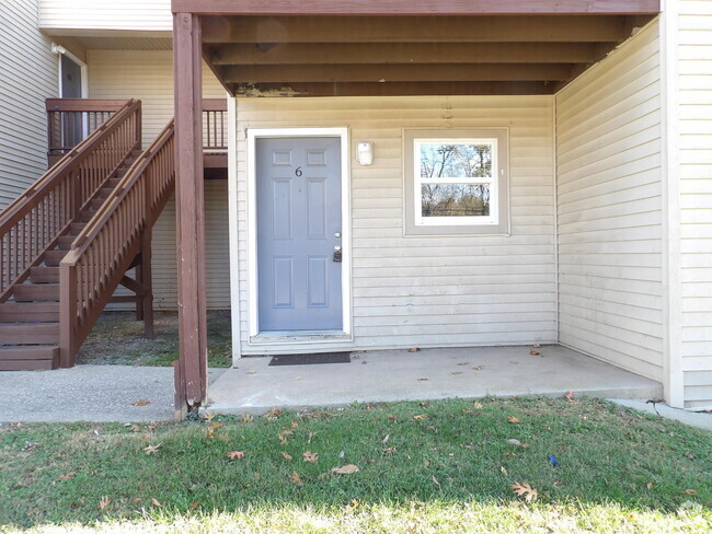 Building Photo - 35 Ashwood Ct Unit 2 Rental