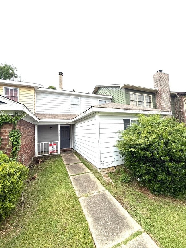 Building Photo - ** 3 Bed 2.5 Bath located close to Shakespear park ** Call 334-366-9198 to schedule a self-showin...