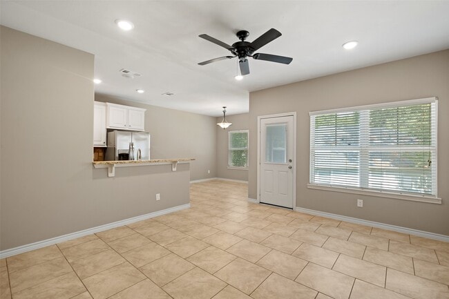 Building Photo - 1413 E April Villa Unit B