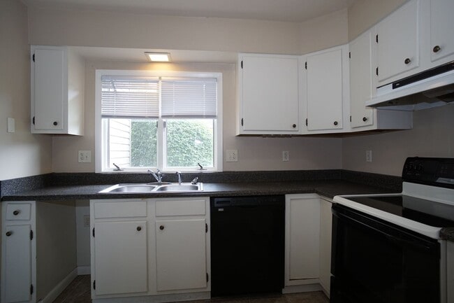 Photo - 3 Bedroom / 2 1/2 Bathroom. Close to Campus. On PHD bus route.