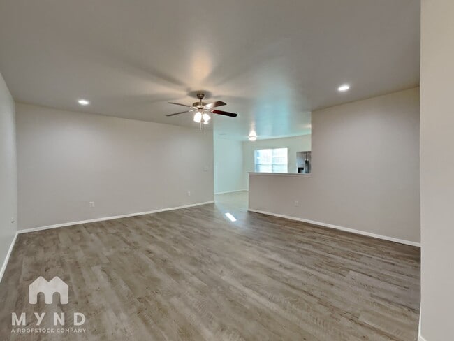 Photo - 2923 Russell Rd