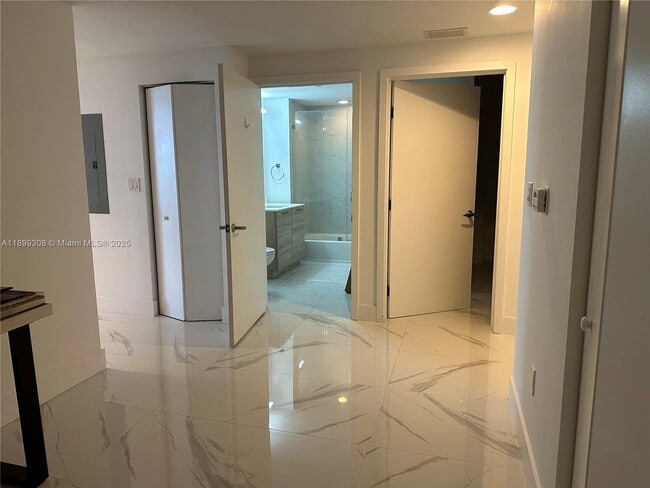 Photo - Luxury 2BR + Den Residence with Panoramic ... Unit 1505