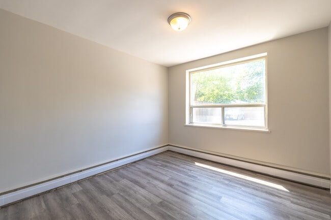 Photo - De Laurentian Apartments