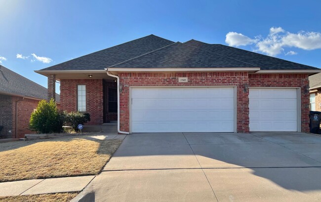 Edmond Home in Gated Community & Deer Cree... - Edmond Home in Gated Community & Deer Cree...