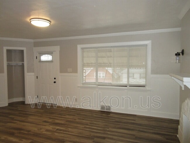 Photo - 818 Woodbourne Ave