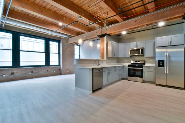 Photo - 11 E Illinois St