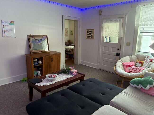 Awesome 2 Bed 1 Bath! Available June 1st!