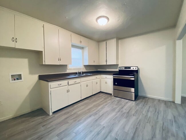 Photo - Charming 4 bedroom 1 bathroom- Ready to be leased Now!