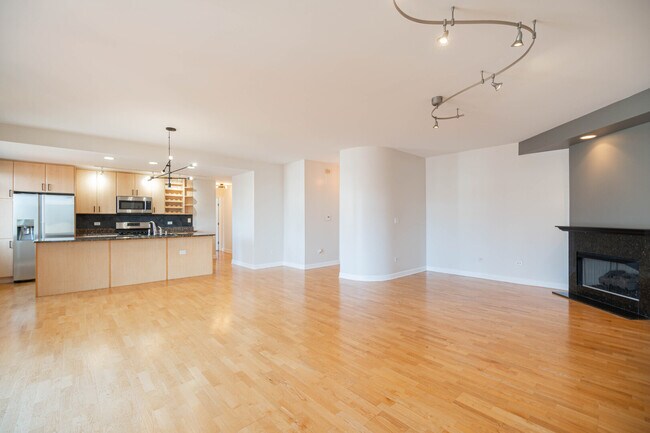 Photo - 680 N Green St Unit 609