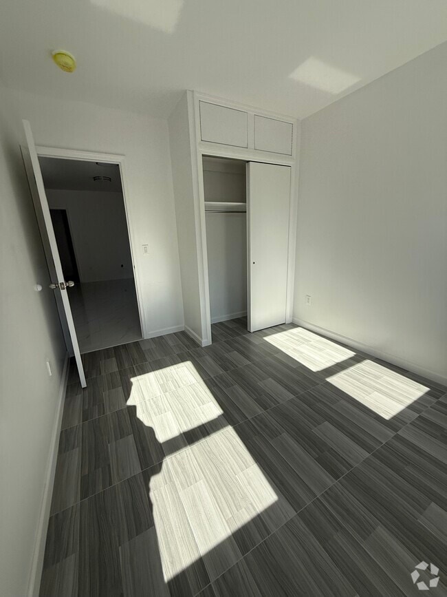 Building Photo - 1584 W 10th St Rental