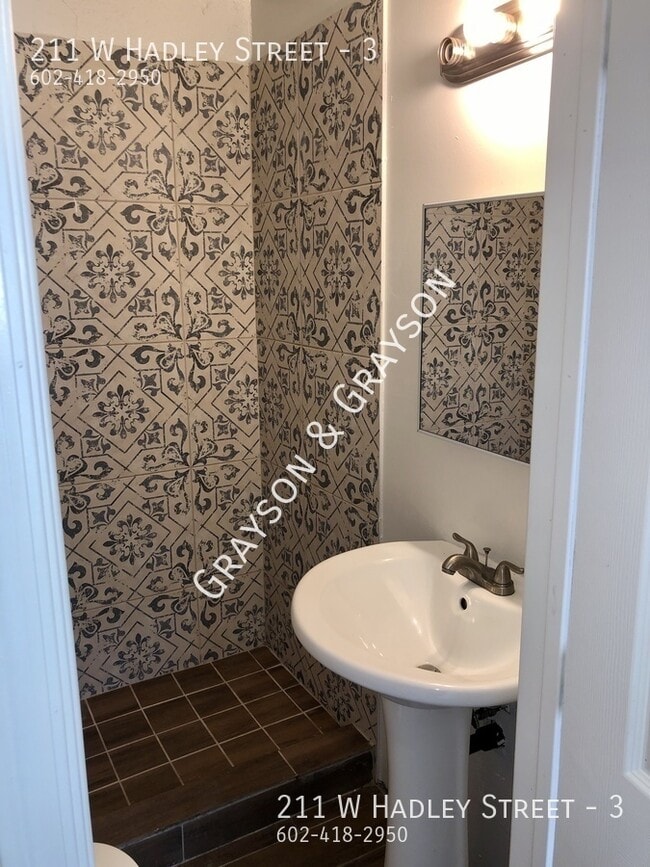 Photo - 211 W Hadley St Unidad 3
