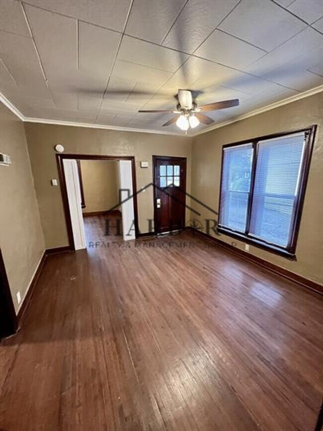 Photo - 403 10th St NW