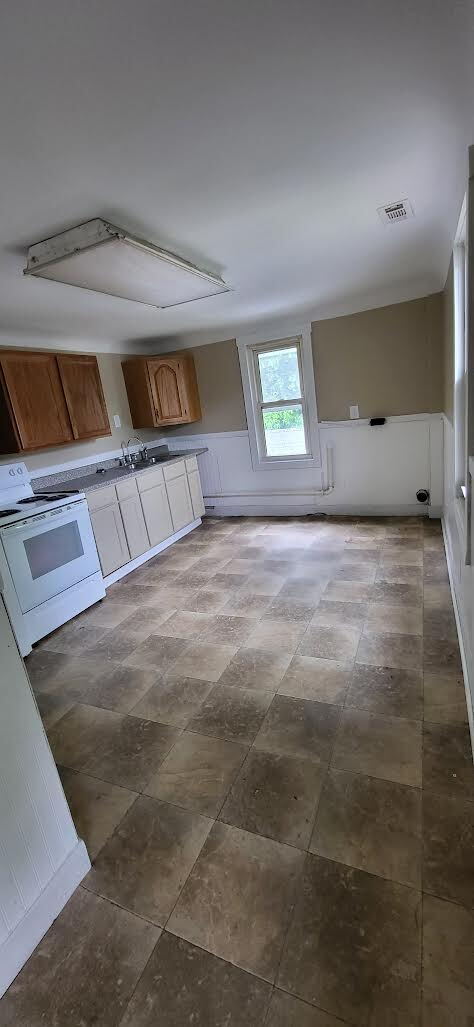 Building Photo - 2 Bedroom Apartment