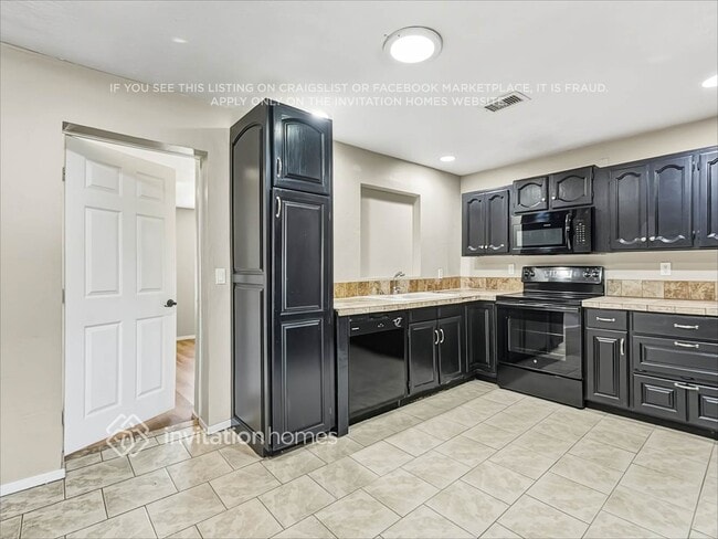 Photo - 525 W 6th Dr