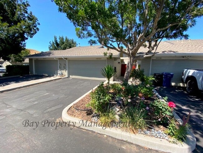 Building Photo - 3 bedroom Creekside townhouse, off Highway 68