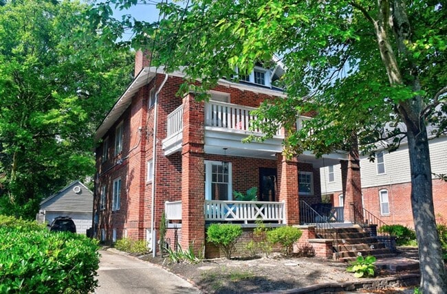 Photo - Beautiful Older home renovated for todays ...