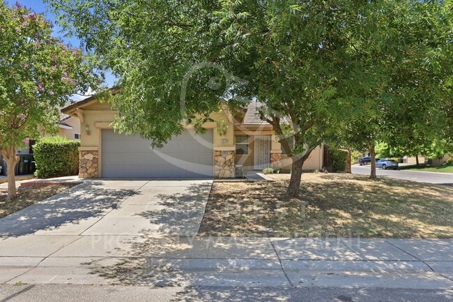 Building Photo - 3-bedroom, 2-bathroom home in Sacramento's Rosemont area