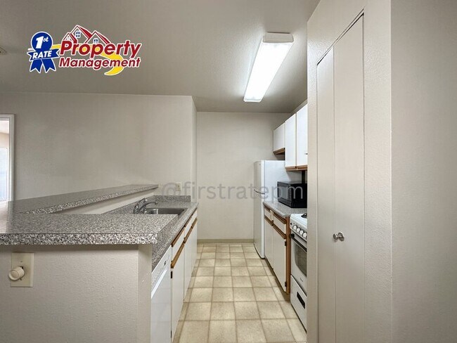 Photo - 870 W. Belmont Street Unidad #203