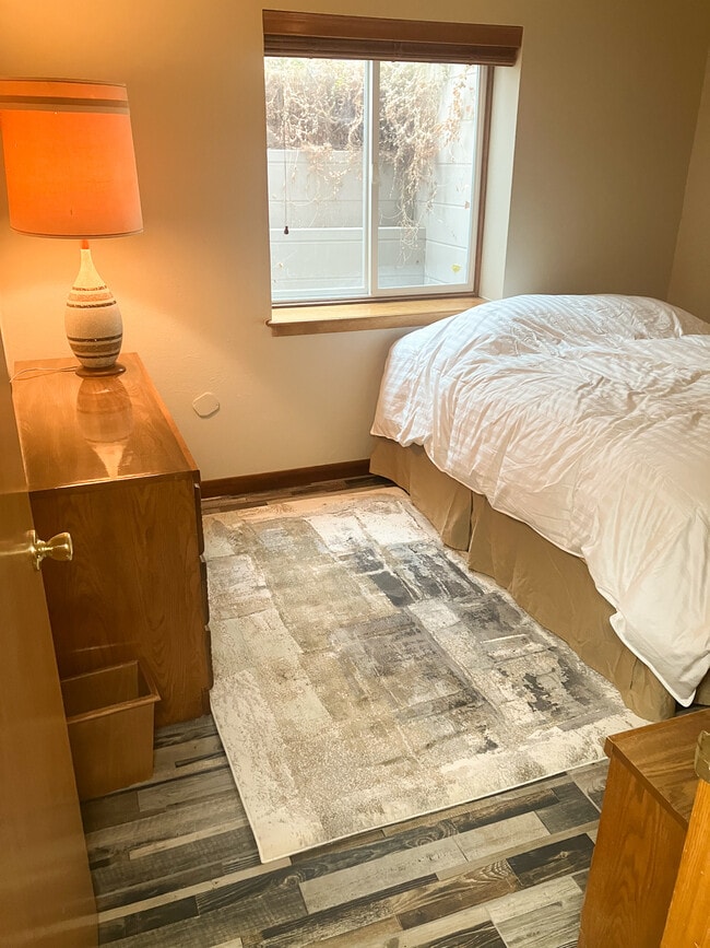 Building Photo - 421 W Sycamore Ct