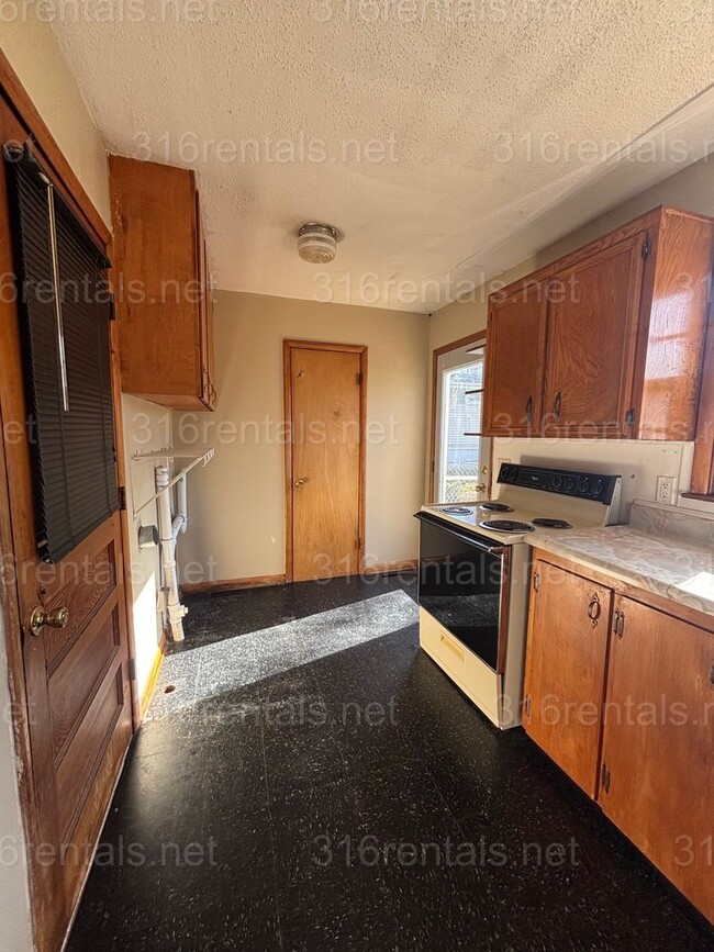 Photo - $1,100 - 3 bedroom 1 bathroom - Single Family Home
