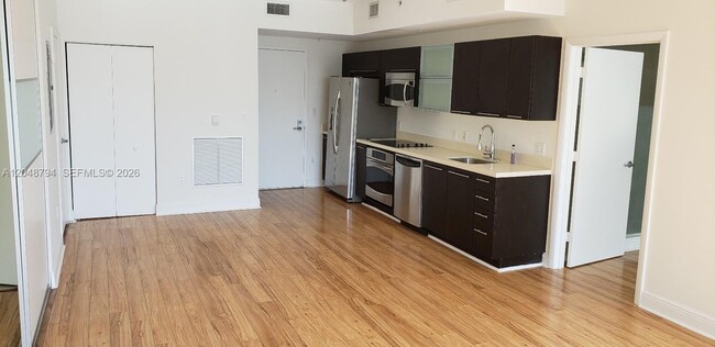 Building Photo - 90 SW 3rd St Unit 3710