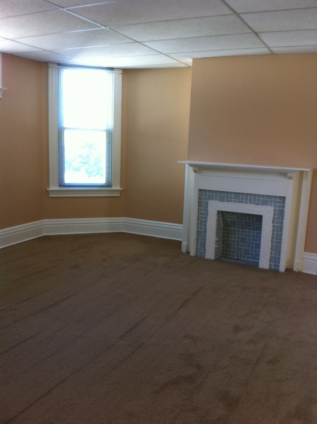 Living Room (1)(16' x 15'10") - 933 S Trenton Ave Unit #2