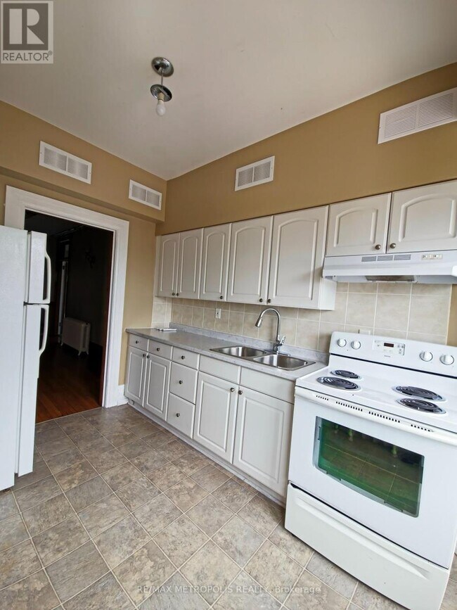 Photo - 1110 Simcoe St S Unit Upper #2