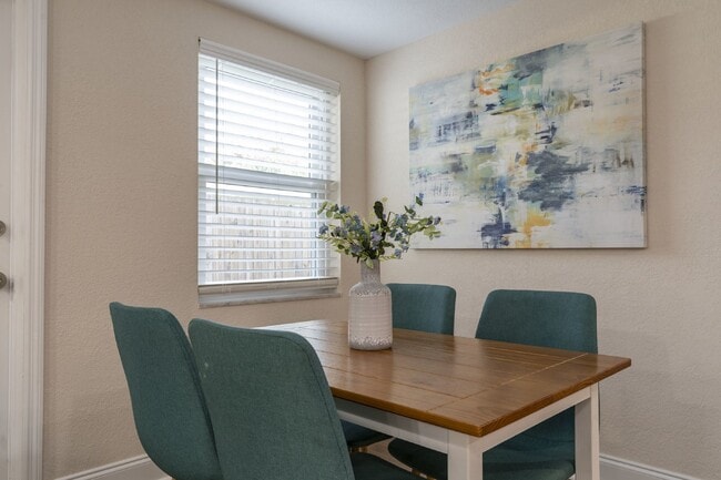 Photo - BEAUTIFUL UNIT JUST 5 MINUTE WALK TO DOWNTOWN
