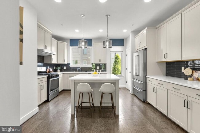 Photo - 820 Thompson Cres