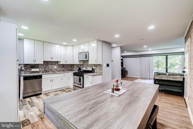 Building Photo - 6012 Westchester Dr Unit 101